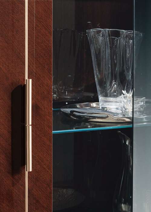 Alf Bellagio | 2-Door Curio in focus